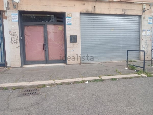 locale commerciale in affitto a Roma in zona Torre Angela