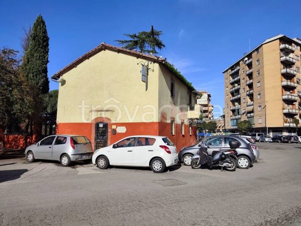 negozio in affitto a Roma in zona Tuscolano