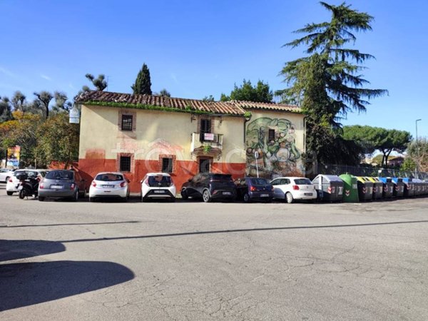 negozio in affitto a Roma in zona Tuscolano