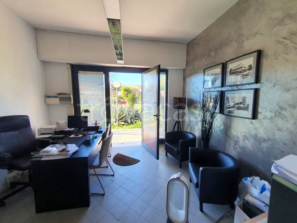 negozio in affitto a Roma in zona Tor de' Cenci