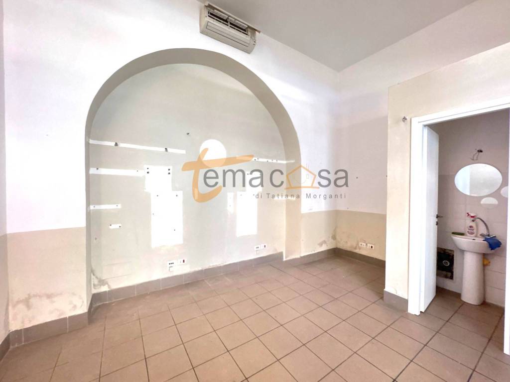 negozio in affitto a Roma in zona Appio Latino