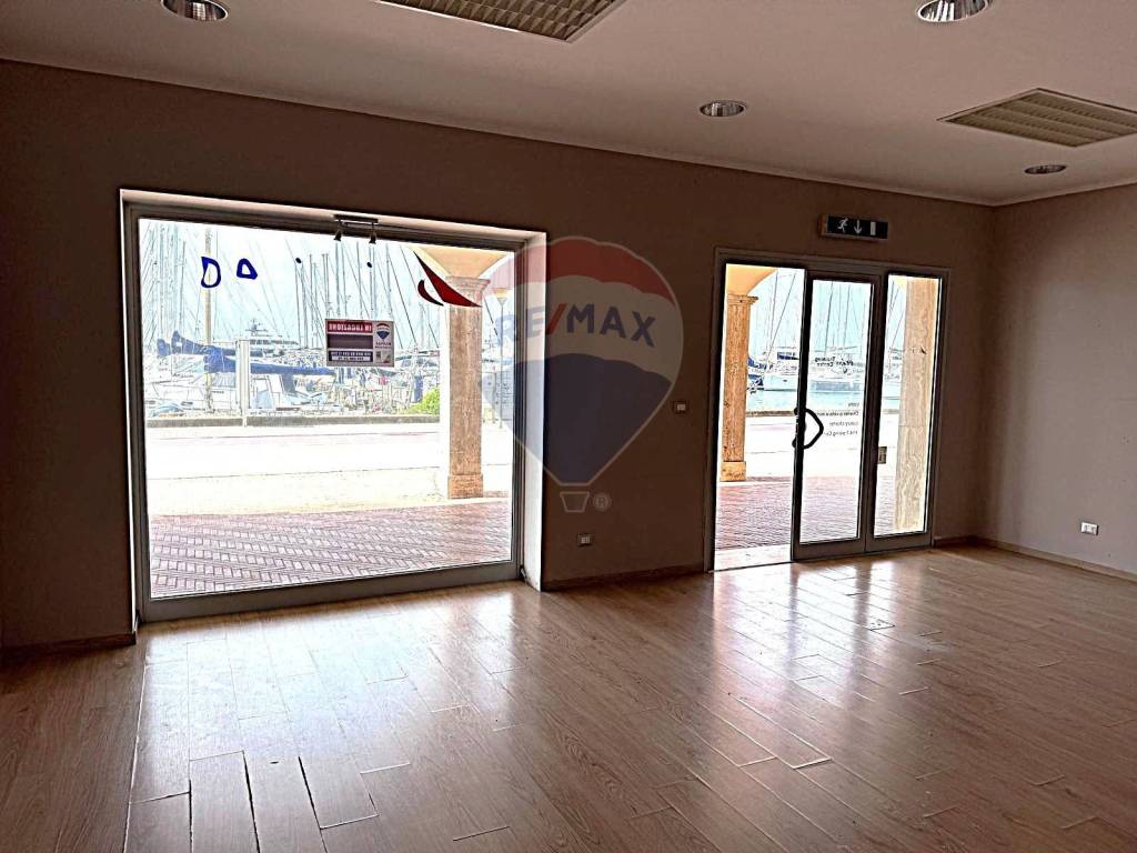 negozio in affitto a Roma in zona Ostia