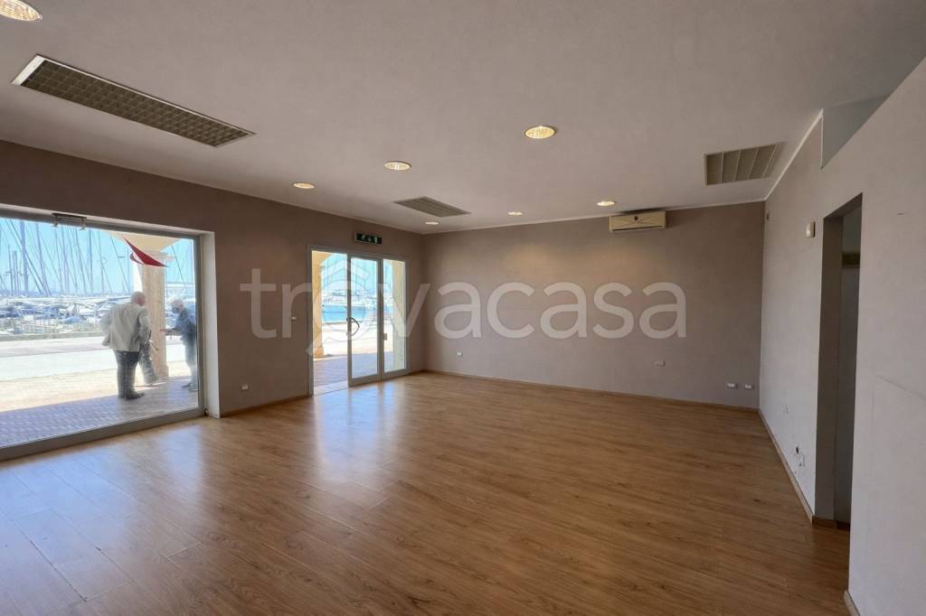 negozio in affitto a Roma in zona Ostia