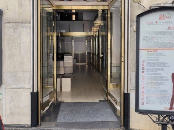 negozio in affitto a Roma in zona Appio Latino