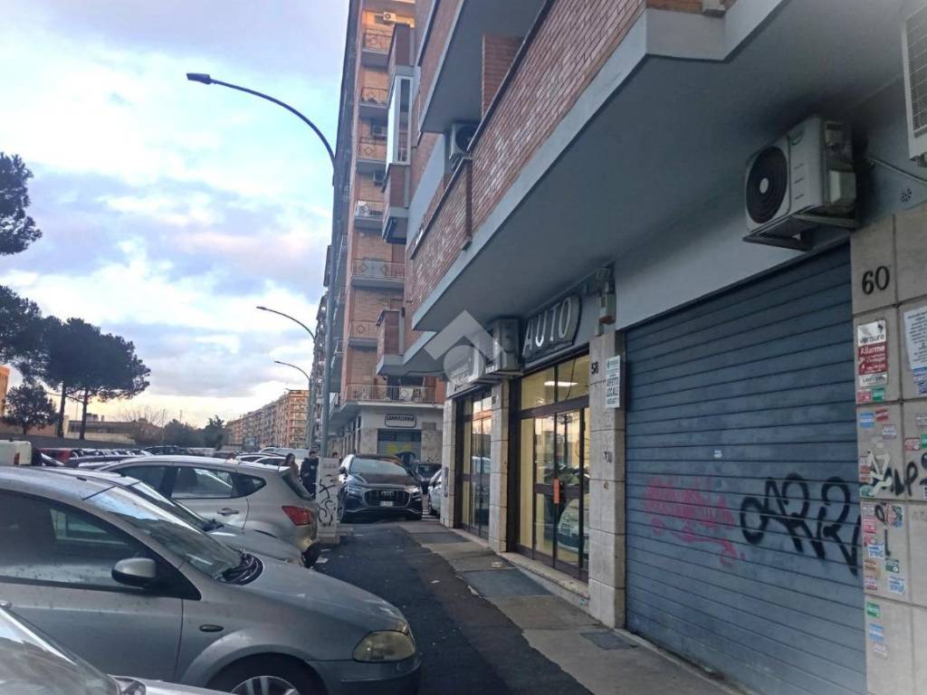negozio in affitto a Roma in zona Tuscolano