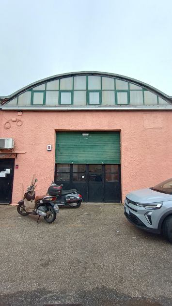 locale commerciale in affitto a Roma in zona Tuscolano