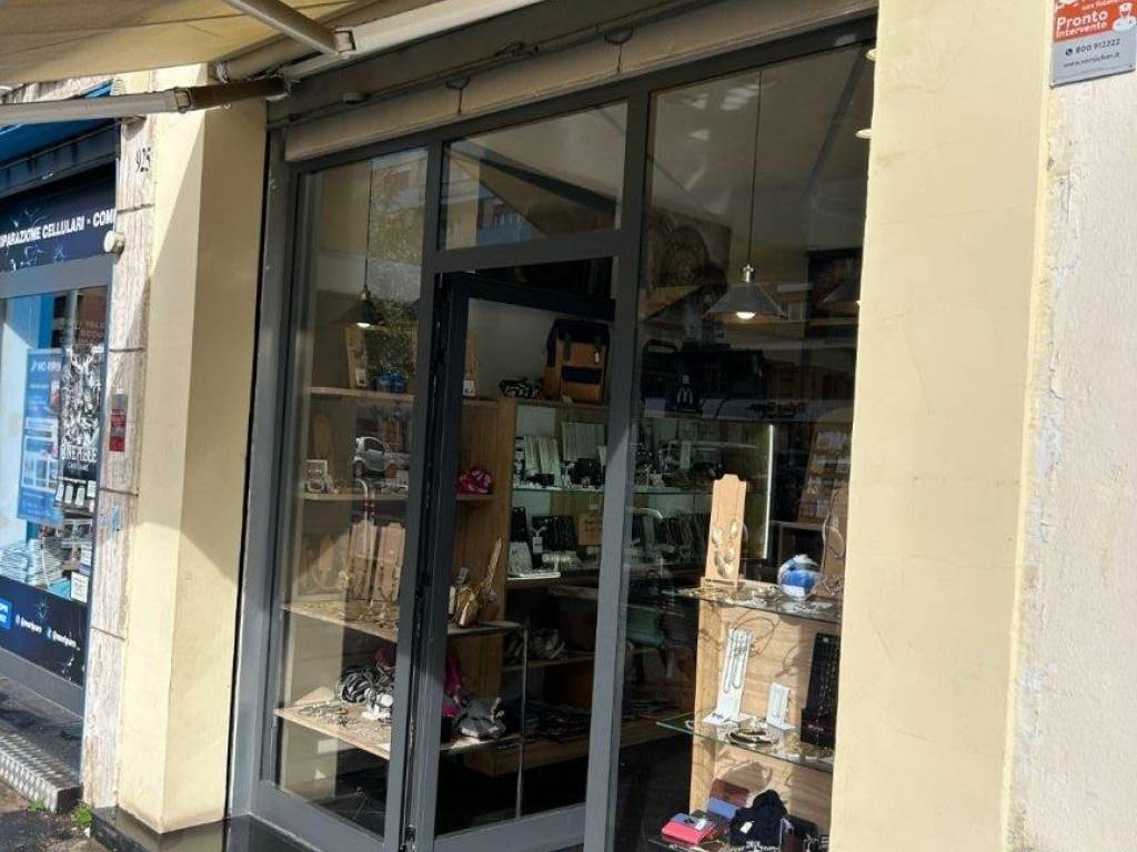 negozio in affitto a Roma in zona Cinecittà