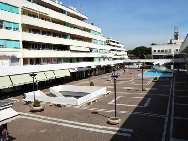 negozio in affitto a Roma in zona Casal Palocco