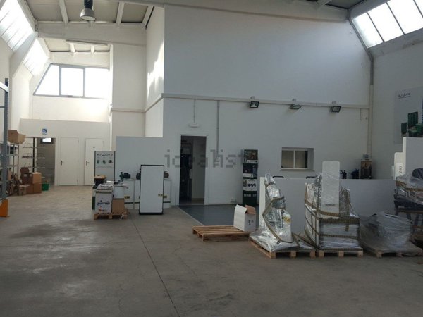 locale di sgombero in affitto a Roma in zona Cinecittà