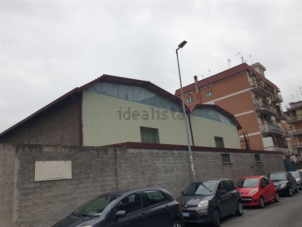locale di sgombero in affitto a Roma in zona Torre Angela