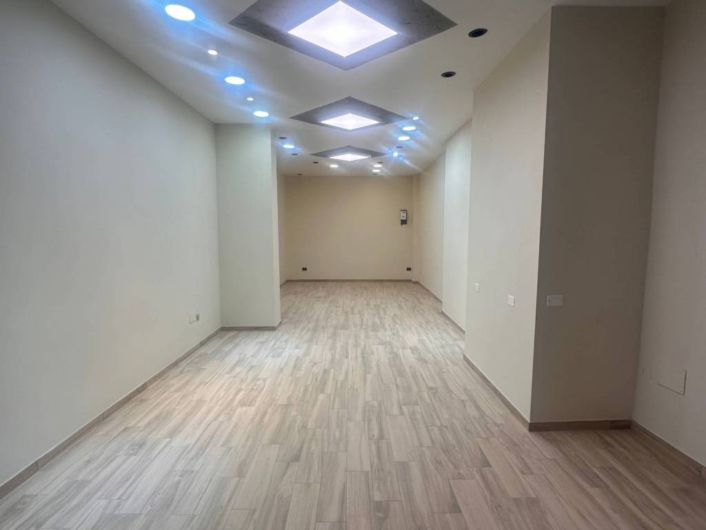 negozio in affitto a Roma in zona Appio Claudio