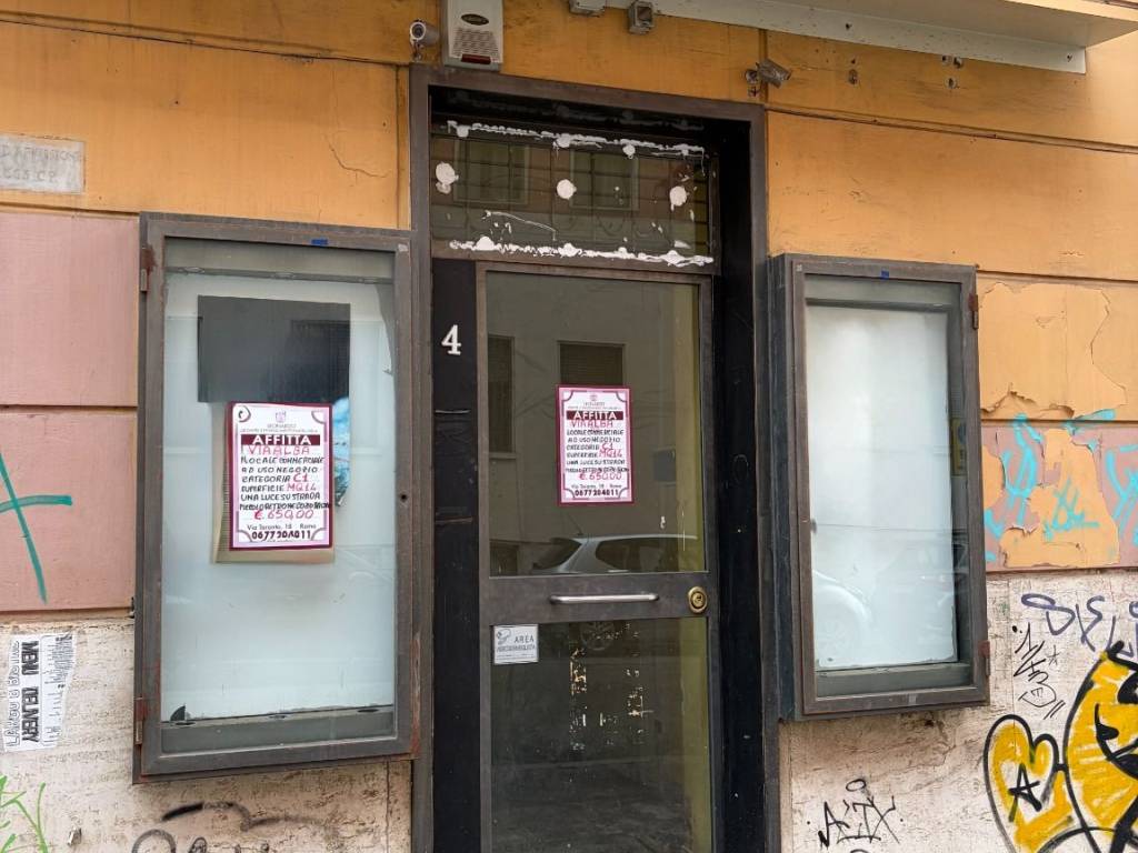 negozio in affitto a Roma in zona Tuscolano