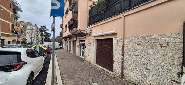 locale commerciale in affitto a Roma in zona Torre Maura
