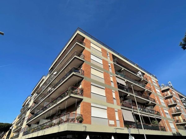 locale commerciale in affitto a Roma in zona Castel Fusano