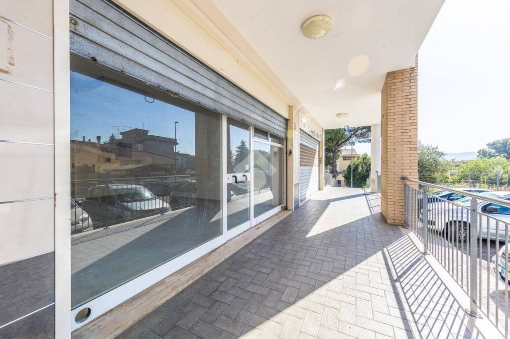 negozio in affitto a Roma in zona Castelverde