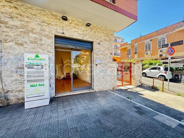 negozio in affitto a Roma in zona La Pisana