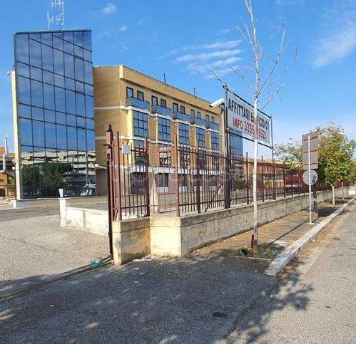 negozio in affitto a Roma in zona Torre Maura