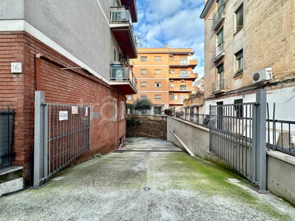 negozio in affitto a Roma in zona Appio Claudio