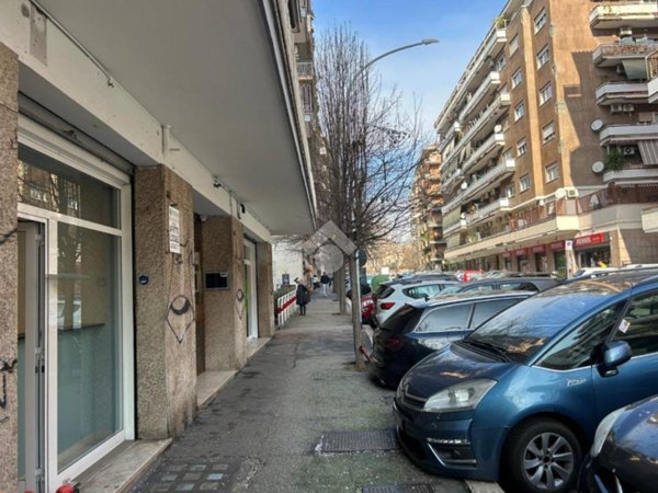 negozio in affitto a Roma in zona Appio Latino