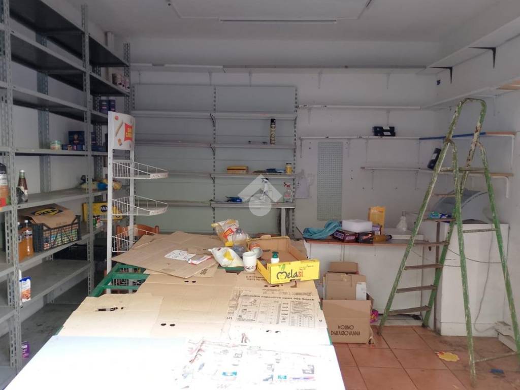 negozio in affitto a Roma in zona Tuscolano