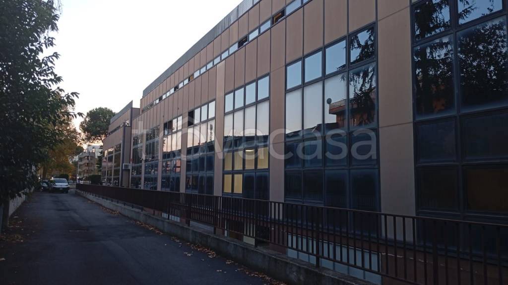 ufficio in affitto a Roma in zona Torre Maura