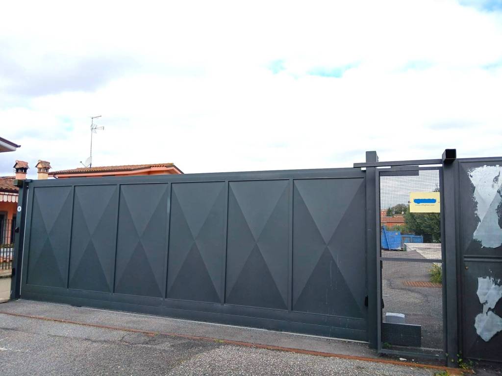 locale commerciale in affitto a Roma in zona Massimina/Casal Lumbroso