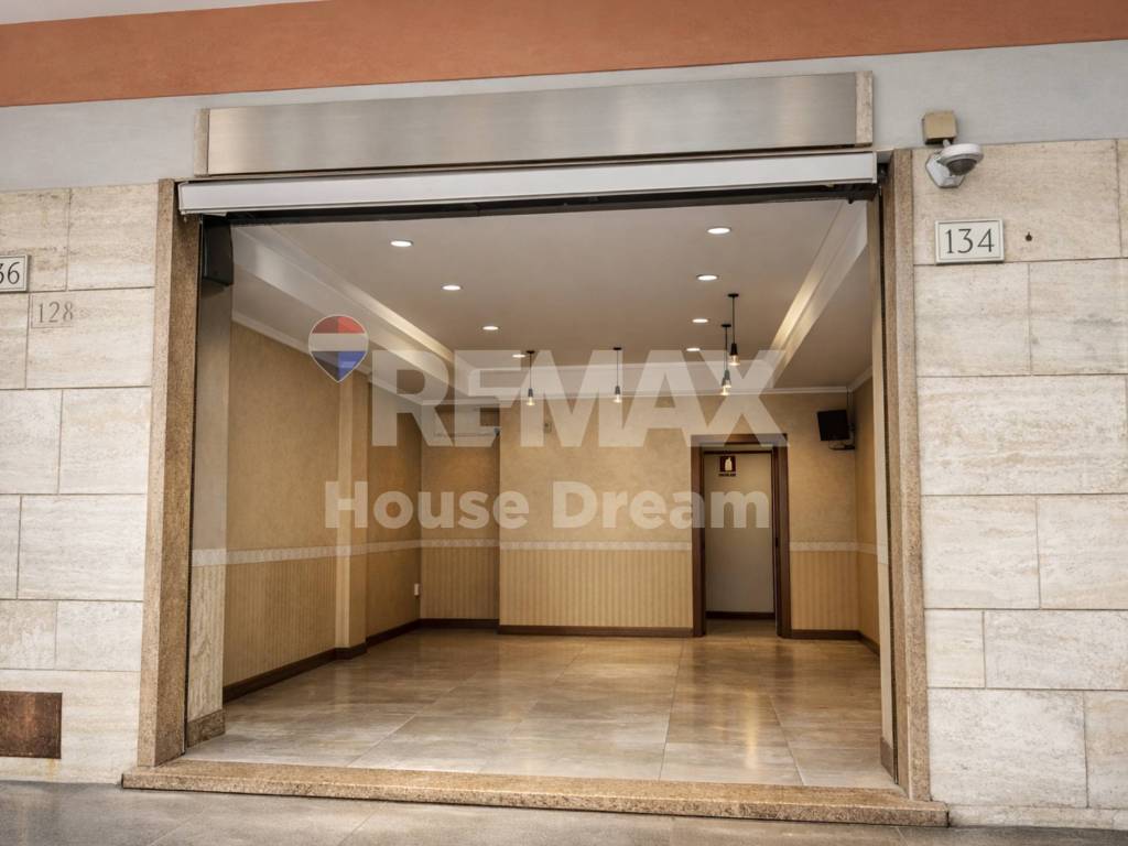 negozio in affitto a Roma in zona Appio Claudio