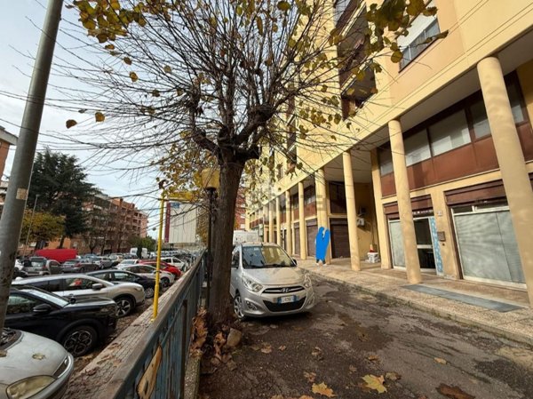 locale commerciale in affitto a Roma in zona Giuliano Dalmata