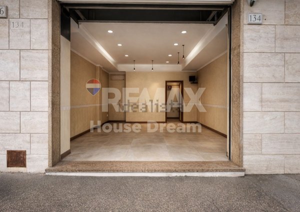 locale commerciale in affitto a Roma in zona Appio Claudio