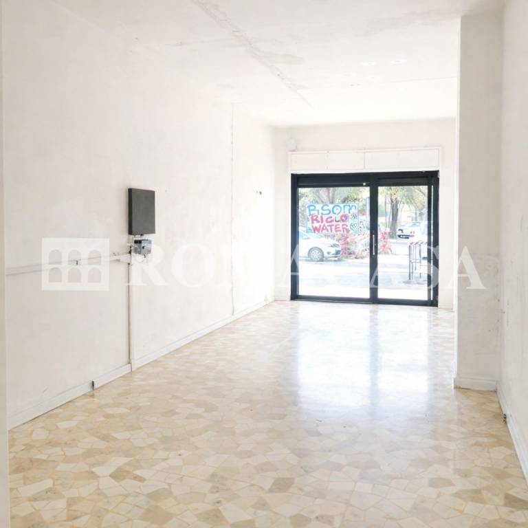 negozio in affitto a Roma in zona Cinecittà