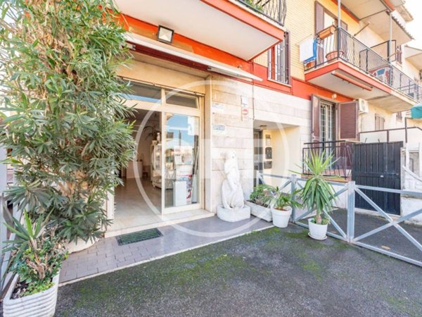 negozio in affitto a Roma in zona Torre Angela