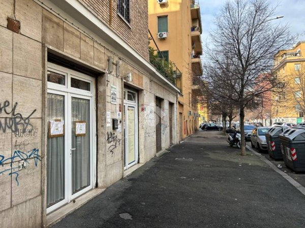 negozio in affitto a Roma in zona Appio Claudio