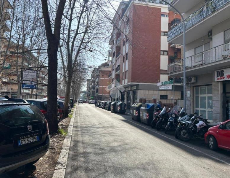 locale commerciale in affitto a Roma in zona Appio Claudio