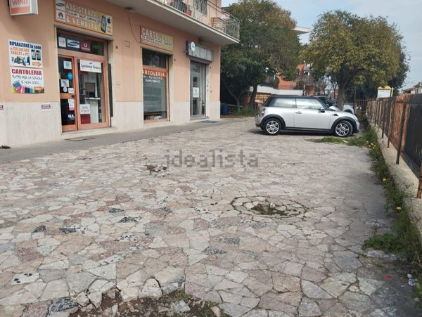 negozio in affitto a Roma in zona Casal Morena