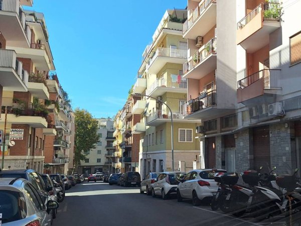 negozio in affitto a Roma in zona Appio Latino