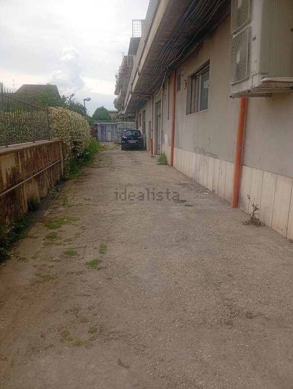 locale commerciale in affitto a Roma in zona Colle Prenestino