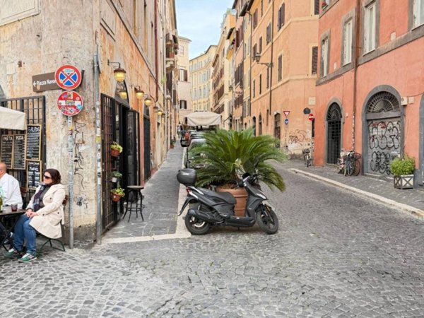 negozio in affitto a Roma in zona Rione di Ponte