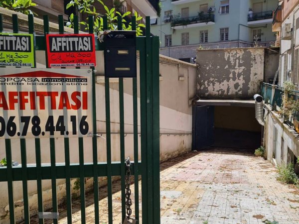 negozio in affitto a Roma in zona Appio Latino