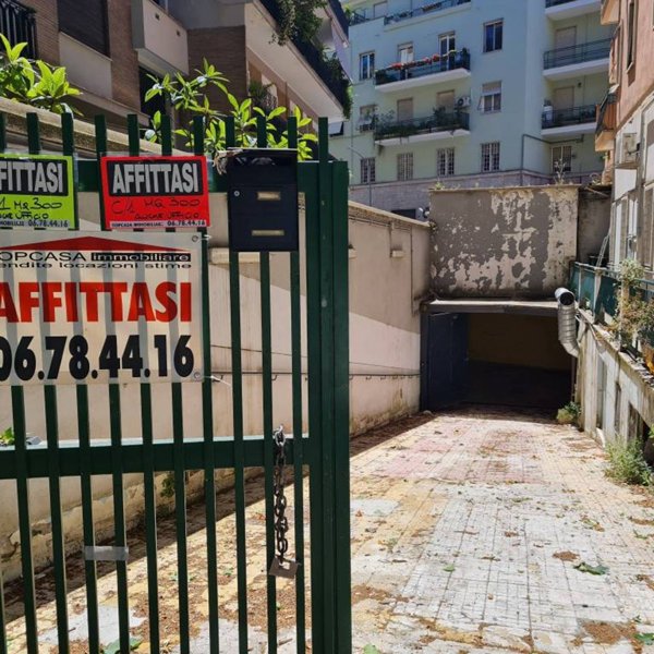 negozio in affitto a Roma in zona Appio Latino