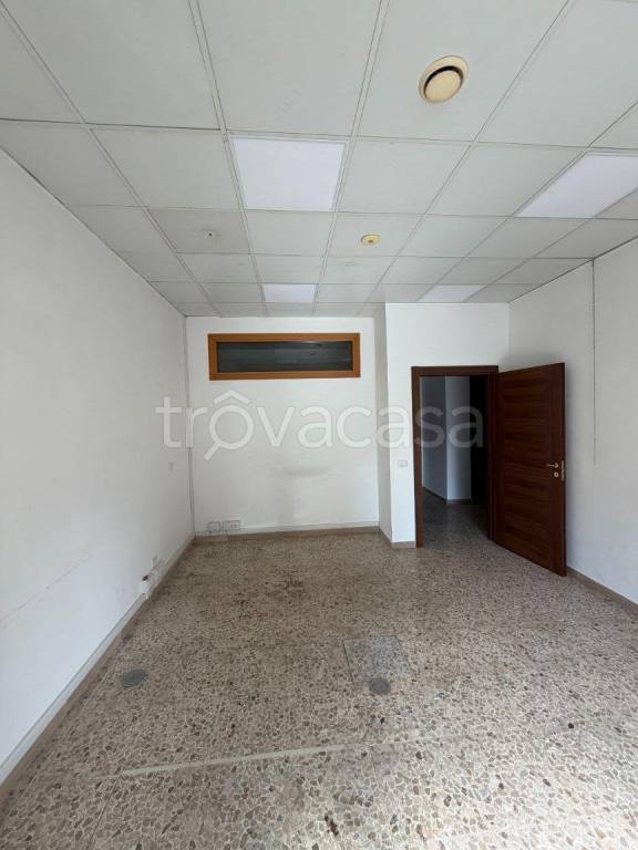 negozio in affitto a Roma in zona Labaro