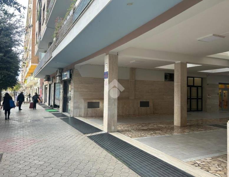 locale commerciale in affitto a Roma in zona Tuscolano