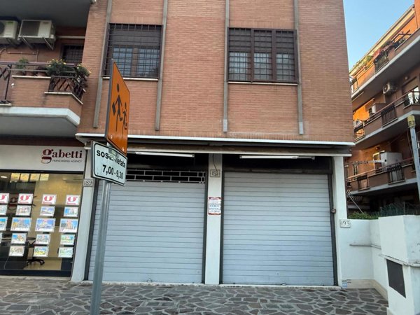 locale commerciale in affitto a Roma