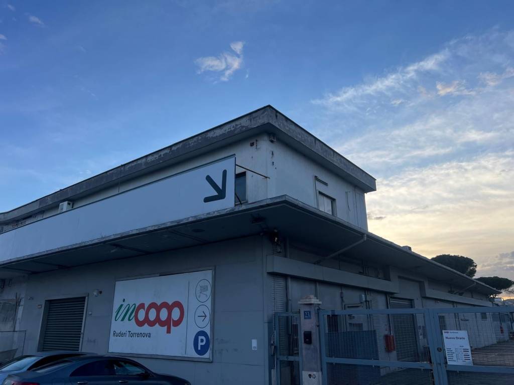 locale commerciale in affitto a Roma in zona Torre Angela