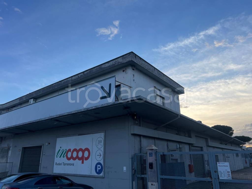 locale commerciale in affitto a Roma in zona Torre Angela