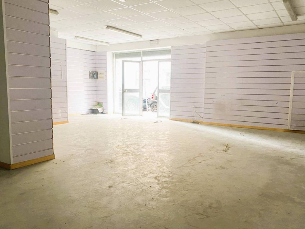 negozio in affitto a Roma in zona Appio Latino