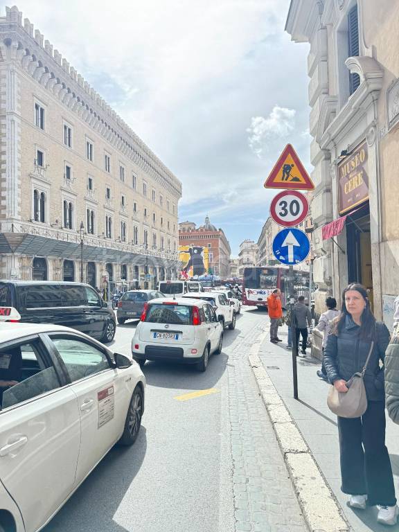 negozio in affitto a Roma in zona Rione Monti/Campitelli