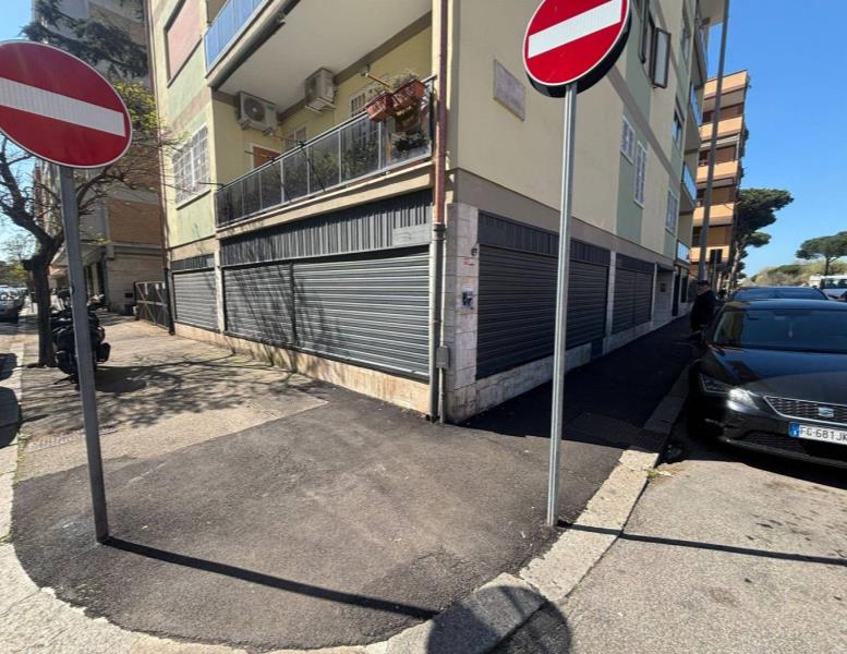 negozio in affitto a Roma in zona Ostia