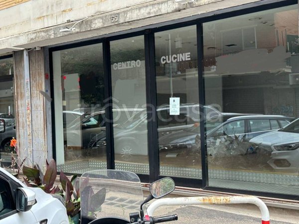 negozio in affitto a Roma in zona Appio Latino
