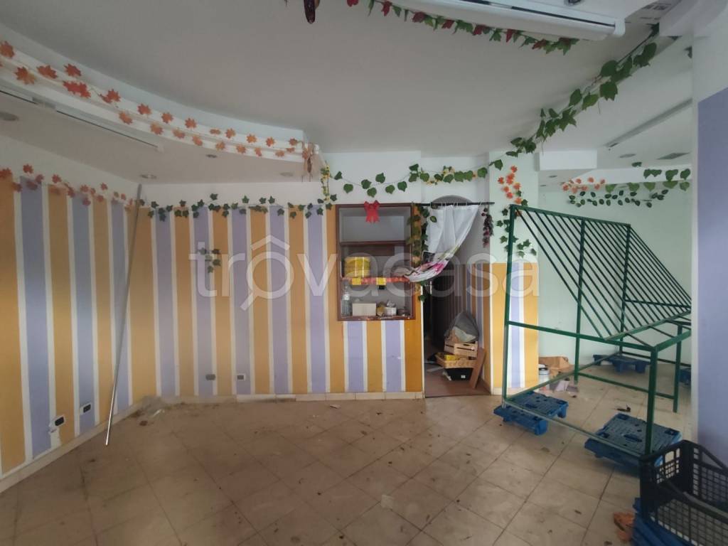 negozio in affitto a Roma in zona Casal Morena