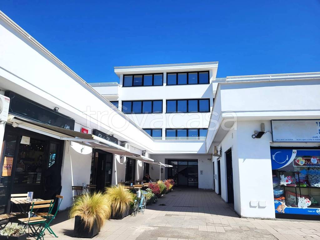 ufficio in affitto a Roma in zona Axa